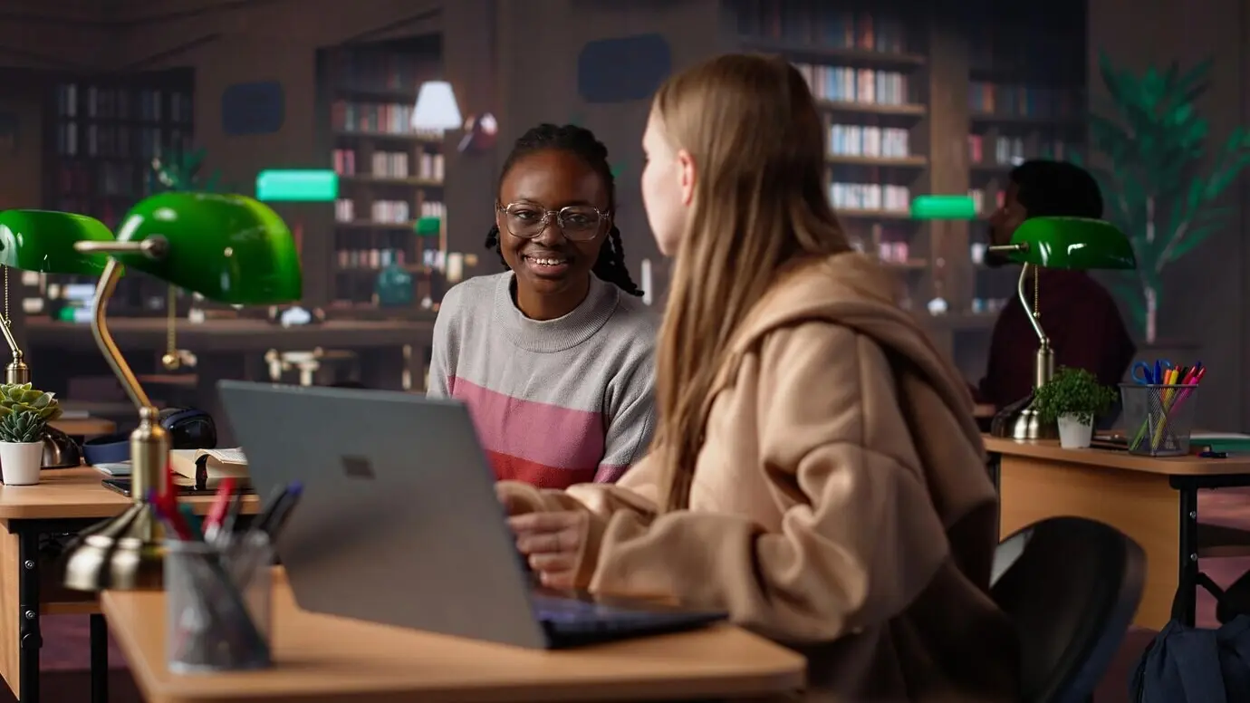 Студентка читает и делает подробные заметки к экзамену.