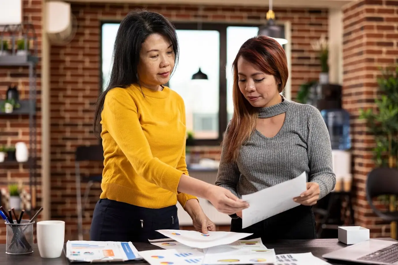 Женщины-исследователи с документами в руках