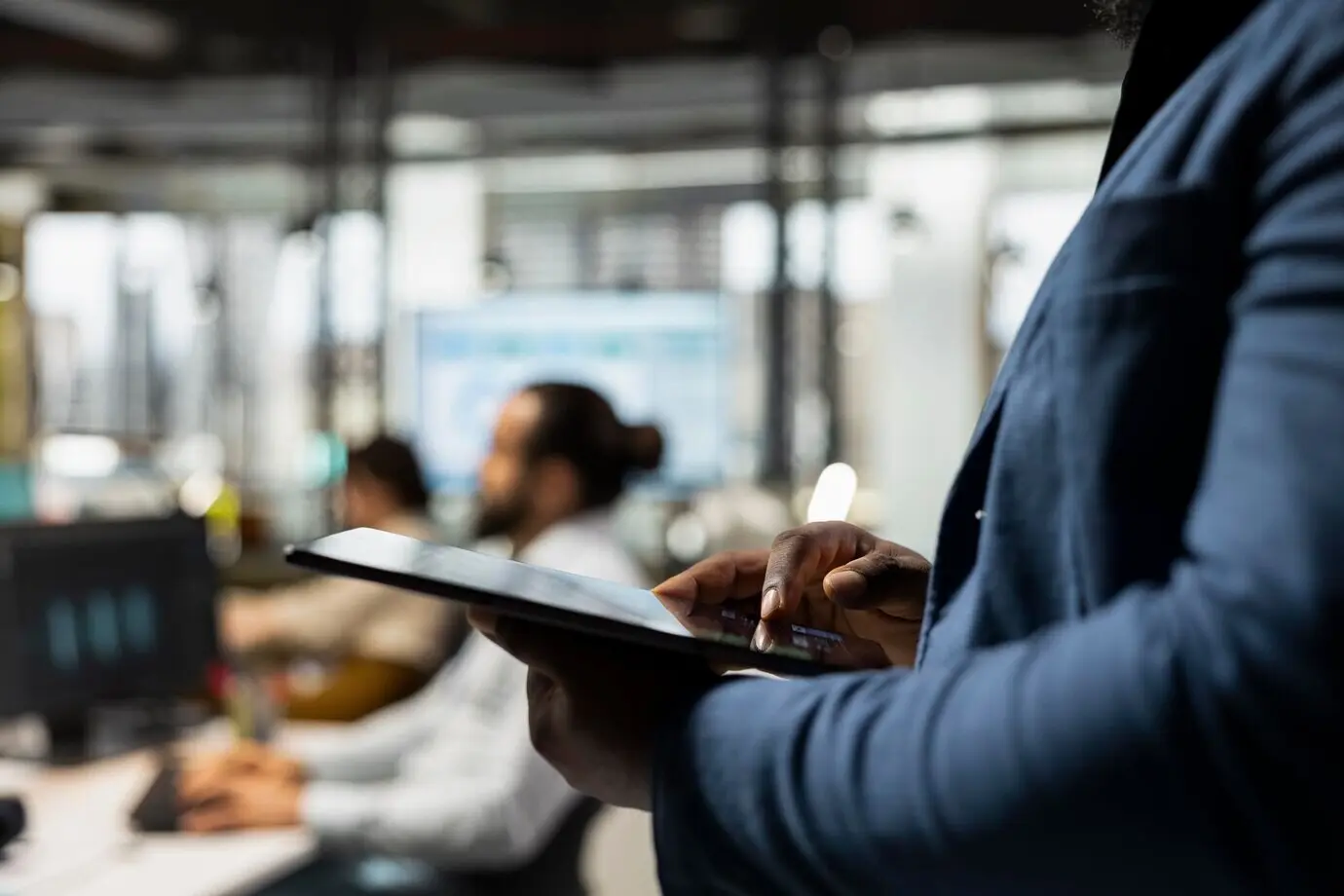 Крупный план чернокожего консультанта, занятого планированием с использованием аналитики на планшете, создающего стратегические отчеты и